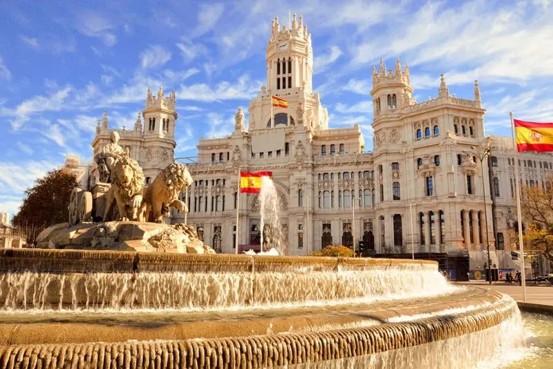 Exploring Spain: iconic destinations and the perfect Plakton pair for each
