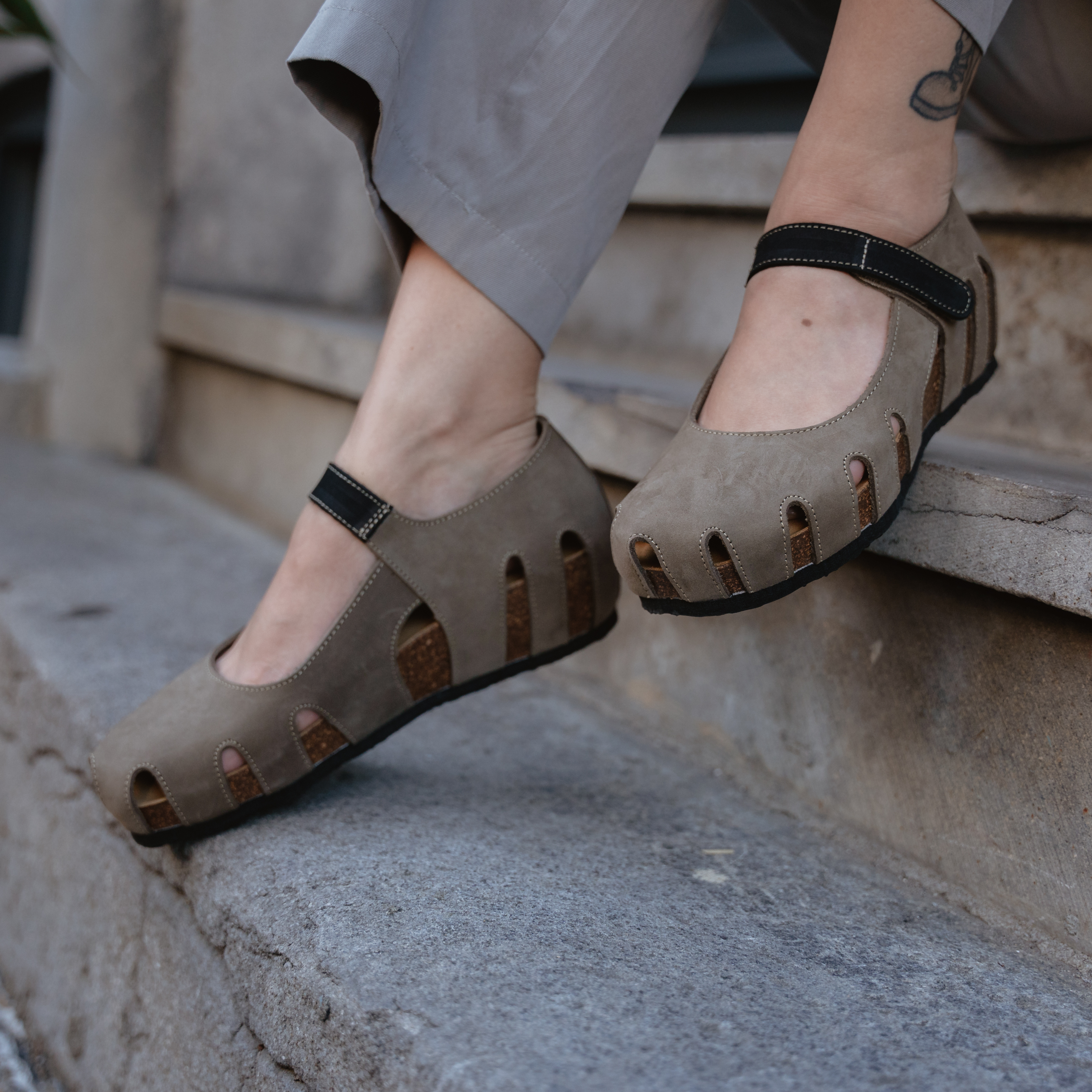 Plakton Closed-Toe Sandal – Anna Khaki Black