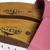 A macro shot of the Barcadi heel, revealing the embossed Plakton whale logo and the "Memory Cushion" signature on the suede-covered cork. The porous, high-quality grain of the Spanish cork is visible, representing the "Nature's Hug" that provides immediate comfort from the very first wear.